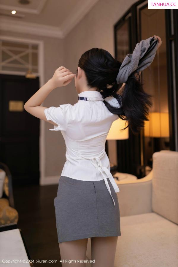   [XiuRen]高清写真图 2024.07.24 No.8910 谭小灵 丝袜美腿第4张图片